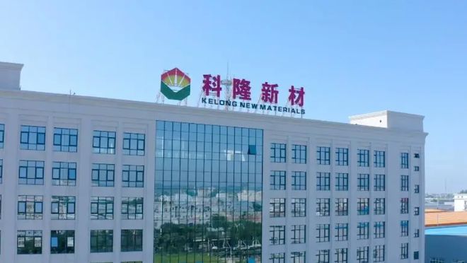 科隆新材是一家主要从事高分子新材料产品研发、生产和销售的科技企业。其主要产品包括尼龙（PA）、聚甲醛（POM）、聚酯（PBT）、聚苯硫醚（PPS）等高性能高分子新材料。这些材料被广泛应用于汽车、电子电气、航空航天等领域。该公司拥有先进的生产技术和设备，致力于为客户提供高质量的产品和服务。此外，科隆新材还注重研发创新，不断推出适应市场需求的新产品，以满足不同领域的需求。