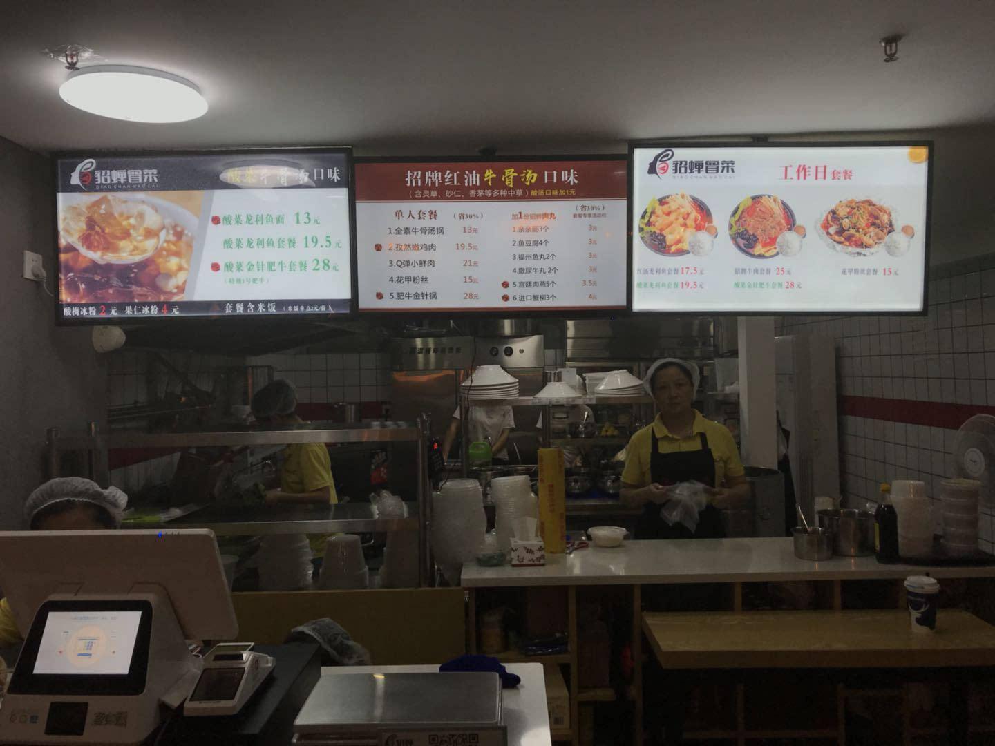 中草香料是指中国传统香料植物或其提取物，具有浓郁的香气和独特的味道。这些香料在中国烹饪、医药、美容等领域都有广泛的应用。以下是一些常见的中草香料