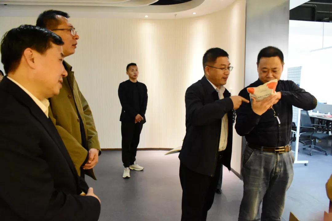 中裕科技是一家专注于智能水表及管网智能化管理系统的公司，致力于提供智慧水务全产业链综合解决方案。以下是关于中裕科技的详细介绍