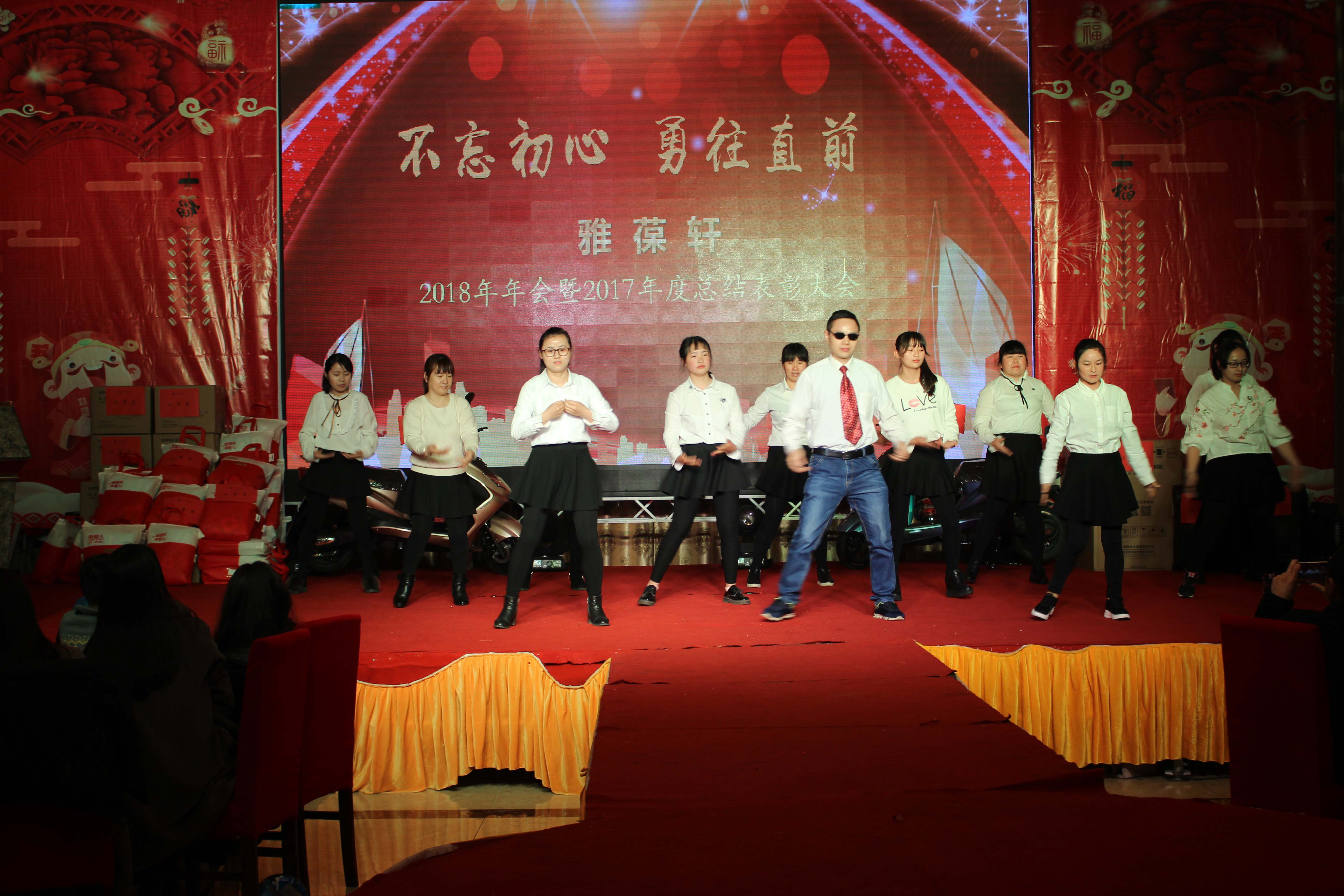 雅葆轩是一家位于中国广东省深圳市的珠宝零售品牌，主要销售各类珠宝饰品。该品牌注重品质和设计，追求时尚与经典相结合，致力于为消费者提供高品质的珠宝购物体验。雅葆轩的产品包括项链、手链、耳环、戒指等各类饰品，材质涵盖黄金、白金、钻石、翡翠等多种材质。雅葆轩的珠宝设计灵感来源于自然和人文，注重细节和工艺，追求独特性和创意性。除了实体店面销售外，雅葆轩还通过官方网站和社交媒体等渠道进行在线销售，为消费者提供更加便捷的购物体验。