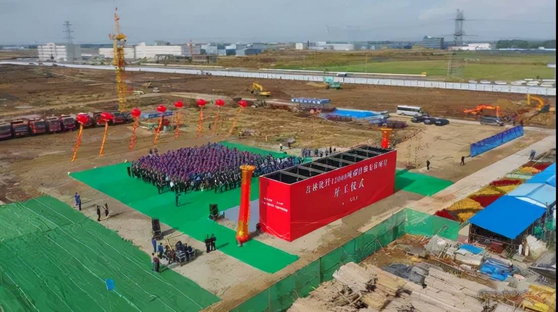 吉林碳谷是一家专注于高性能碳纤维及其复合材料研发、生产和销售的公司，致力于为客户提供高性能碳纤维材料及其整体解决方案。该公司拥有先进的碳纤维生产技术和设备，以及一支高素质的研发团队，致力于碳纤维技术的不断创新和研发。其产品广泛应用于航空航天、汽车、新能源等领域。此外，吉林碳谷还致力于推动碳纤维产业的可持续发展，通过技术创新和产业升级，提高碳纤维的性能和质量，降低生产成本，为客户提供更优质的产品和服务。