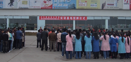 梓橦宫是一个地名，可能指的是一个建筑物或者一个遗址。关于它的具体信息可能因地理位置、历史文化背景等因素而有所不同。