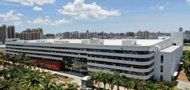 金盘科技是一家在海南注册的公司，成立于二十世纪九十年代，自成立以来发展迅速，现已成为一家实力雄厚的企业。其主要业务包括电气产品的研发、生产和销售，涉及智能电网、新能源等领域。金盘科技的产品包括变压器、开关柜、环网柜等电气产品，广泛应用于电力、交通、建筑等领域。金盘科技在研发方面投入大量资金，致力于开发高效、智能、环保的电气产品，以满足客户的需求。此外，金盘科技还注重质量管理，通过严格的质量控制确保产品的质量和可靠性。