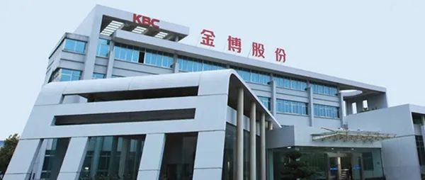 金博股份是一家专业从事先进碳基复合材料研发、生产和销售的高新技术企业。其主要产品包括碳纤维、碳纤维复合材料及其制品等，并广泛应用于新能源发电、航空航天等领域。该公司致力于为客户提供高性能、高品质的碳基复合材料产品和服务，以满足客户的不同需求。此外，金博股份还注重技术创新和研发能力，不断提高产品质量和技术水平，以满足市场的不断变化和客户需求的变化。