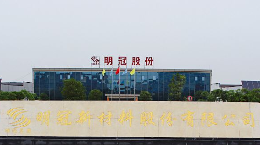 明冠新材是一家成立于2005年的公司，主要研发、生产和销售新型节能建材产品。其主要产品包括新型耐候密封材料、隔热材料以及功能型遮阳材料等。该公司致力于提供高品质的建材产品和专业的服务，以满足客户的不同需求。经过多年的发展，明冠新材在市场上已经积累了丰富的经验，并赢得了客户的信任和认可。此外，该公司还注重研发和创新，不断推出适应市场需求的新产品，以满足不断变化的市场需求。未来，明冠新材将继续致力于在建筑建材领域取得更大的成就和发展。