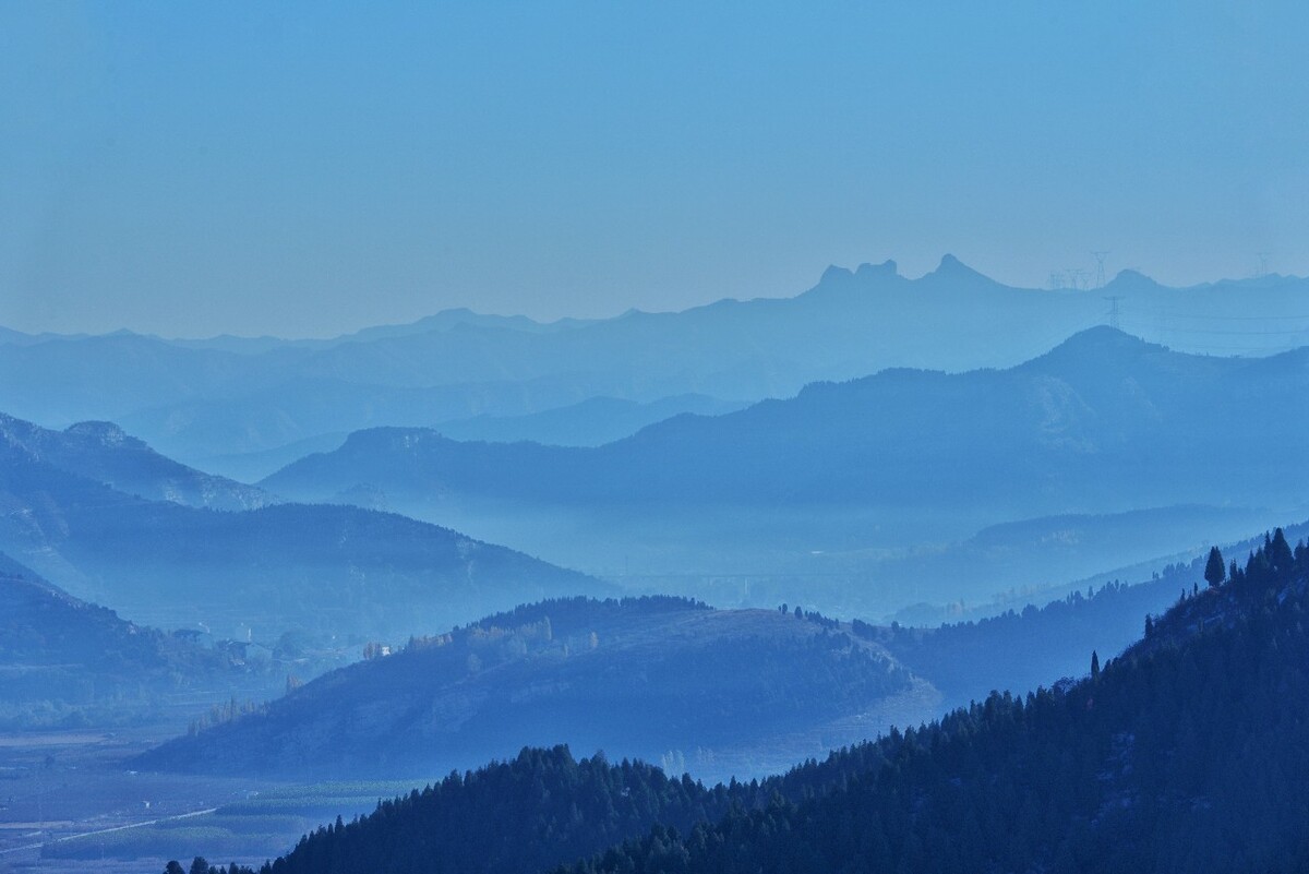 山外山，连绵山脉与壮丽景色的多层次解读