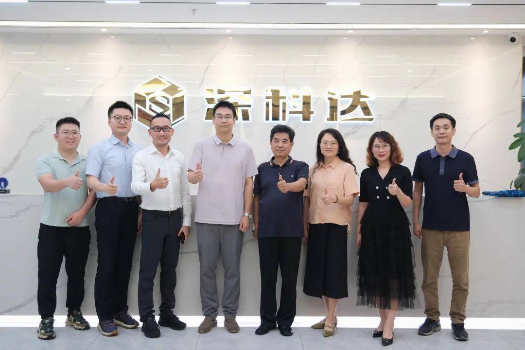 深科达是一家在科创板上市的公司，全称为深科达自动化科技股份有限公司。其主要从事智能制造领域的核心设备及整体解决方案的研发、生产和销售。产品广泛应用于电子信息产业、汽车电子、新能源等行业。深科达在智能制造领域积累了丰富的经验，具备强大的技术研发能力和创新能力，致力于为客户提供高质量的产品和服务。此外，深科达还积极拓展业务领域，不断推出新的产品和服务，以满足客户的需求。