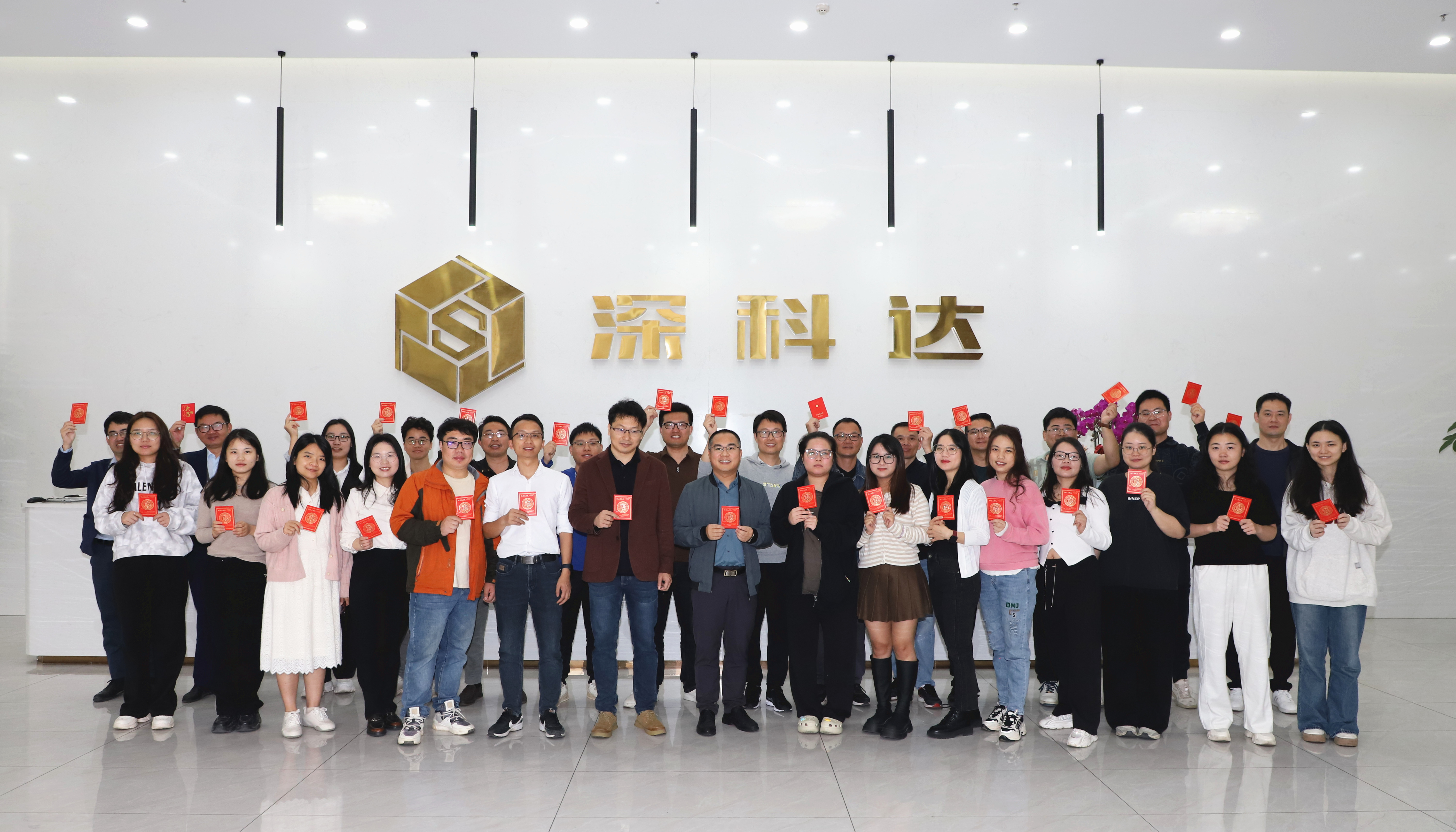 深科达是一家在科创板上市的公司，全称为深科达自动化科技股份有限公司。其主要从事智能制造领域的核心设备及整体解决方案的研发、生产和销售。产品广泛应用于电子信息产业、汽车电子、新能源等行业。深科达在智能制造领域积累了丰富的经验，具备强大的技术研发能力和创新能力，致力于为客户提供高质量的产品和服务。此外，深科达还积极拓展业务领域，不断推出新的产品和服务，以满足客户的需求。