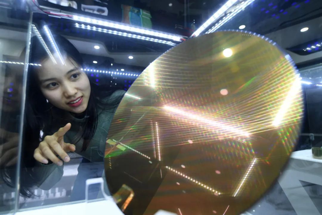 晶合集成是一家专注于半导体显示面板领域的公司，提供工艺整合和智能制造服务。以下是关于晶合集成的一些详细信息