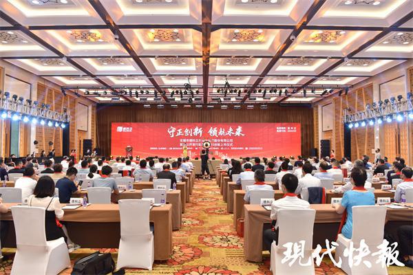 德科立是一家在通信传输领域提供产品和技术的公司，其主要产品和服务包括通信传输网用光模块产品以及光棒、有源光缆等传输网用元器件等。该公司致力于为客户提供稳定可靠的产品和解决方案，以满足其在通信传输方面的需求。此外，德科立还注重技术创新和研发，不断推出适应市场需求的新产品和技术，以提高客户的通信传输效率和体验。