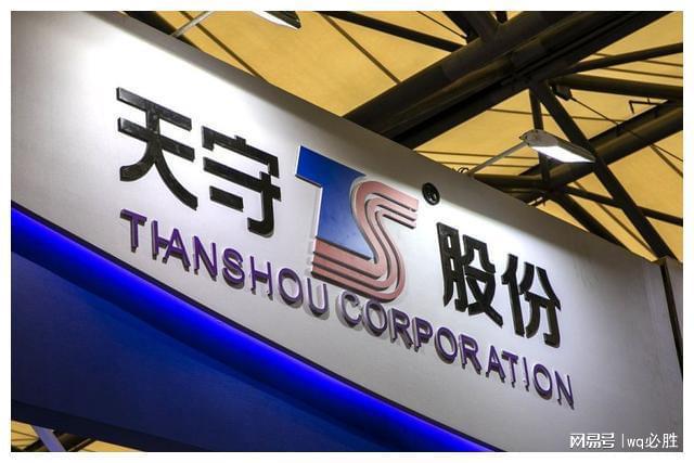 天奈科技是一家专注于锂电池材料研发、生产和销售的公司。其主要产品包括碳纳米管导电剂和碳纳米管导电浆料，这些产品广泛应用于新能源汽车动力电池、储能电池及电子消费产品电池领域。该公司致力于通过先进的材料技术提升锂电池的性能，并为客户提供高品质的产品和服务。此外，天奈科技也在积极探索新的材料技术，以提高其在行业内的竞争力。