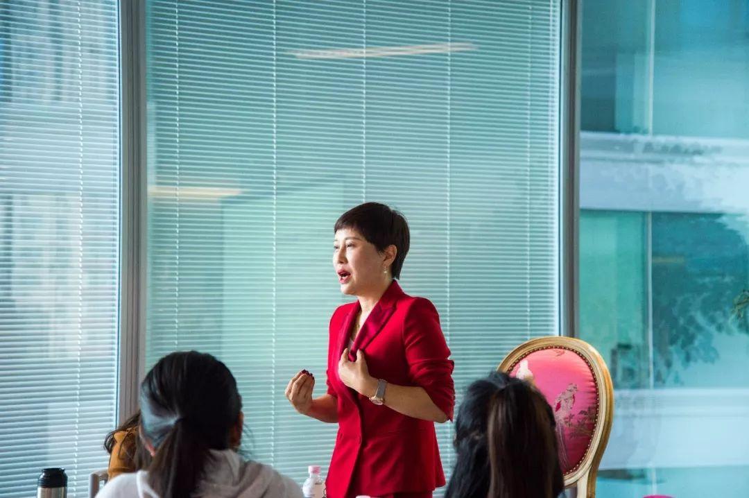 天宜上佳是一家主要从事先进陶瓷材料的研发、生产和销售的公司。该公司的主要产品包括高性能陶瓷磨具、陶瓷部件等，产品广泛应用于集成电路、消费电子、新能源等领域。此外，天宜上佳还致力于研发高精度的陶瓷零部件，这些零部件在半导体设备中发挥着重要的作用。作为一家技术驱动型企业，天宜上佳注重技术创新和研发投入，不断提高产品质量和技术水平，以满足客户的需求。同时，该公司还注重环保和可持续发展，致力于通过技术创新和绿色制造，推动行业的可持续发展。