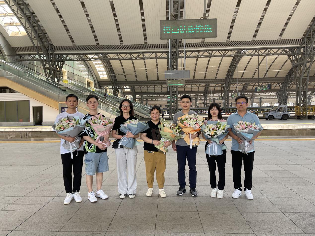 沪光股份的全称是苏州沪光电器股份有限公司，该公司创建于上世纪七十年代，是一家专注于连接器的研发和生产的企业。其主要产品包括汽车连接器、新能源汽车连接器以及光伏连接器等。经过多年的发展，沪光股份已经具备了较强的研发能力和技术实力，并拥有多项专利技术和自主知识产权。该公司不仅在汽车和新能源领域取得了良好的业绩，还在其他领域不断拓展和壮大。此外，沪光股份还积极参与行业交流和合作，不断提升自身的核心竞争力。