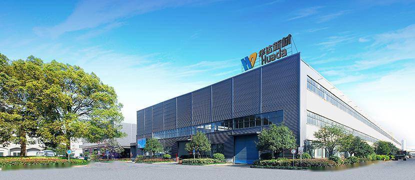 华达新材是一家从事各类中高端化工产品的研发、生产和销售的公司，产品广泛应用于电子化学材料、新能源、汽车制造等领域。以下是关于华达新材的一些详细信息