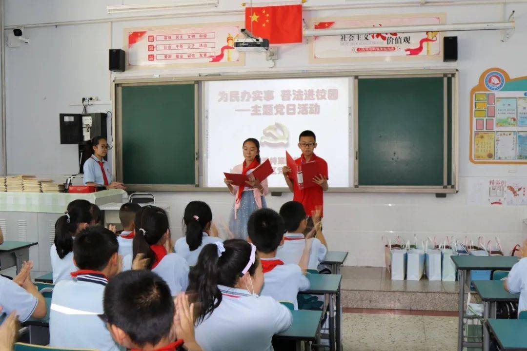 行动教育是一种重视实践、行动和体验的教育方式。它强调通过实际行动来学习和体验知识，而非仅仅通过理论讲授和书本知识。以下是关于行动教育的详细解释
