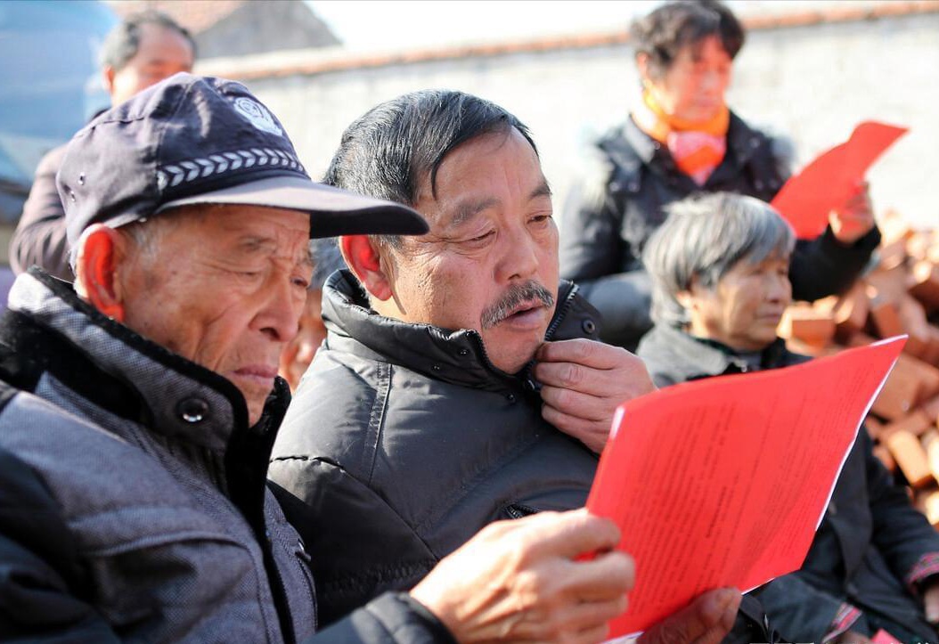 老百姓是一个广泛的词汇，通常用来指代普通民众，与官方或特定群体相对。在不同的文化和语境中，这个词可能有不同的含义和用法。