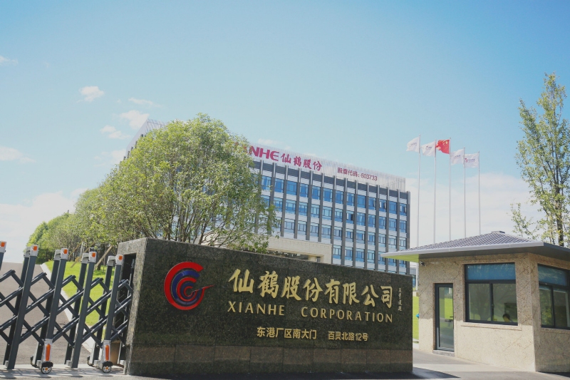 仙鹤股份全称为浙江仙鹤特种纸股份有限公司，成立于2004年，位于浙江省桐乡市。该公司主要从事特种纸的研发、生产和销售业务。其主要产品包括以食品包装纸为核心的产品系列，包括各种涂布包装用纸、食品级彩色包装纸等。此外，公司还致力于特种纸的技术研发和创新，拥有多项专利技术和自主知识产权。