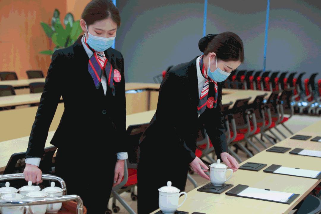 福龙马一般指福建龙马环卫装备股份有限公司，该公司专注于环境卫生领域，致力于为客户提供全方位的环卫装备与服务。其主要产品和服务包括智能环卫装备、新能源环卫车辆、智慧环卫平台等。此外，该公司还致力于推动技术创新和产品研发，不断提高产品质量和性能，以满足客户的需求。