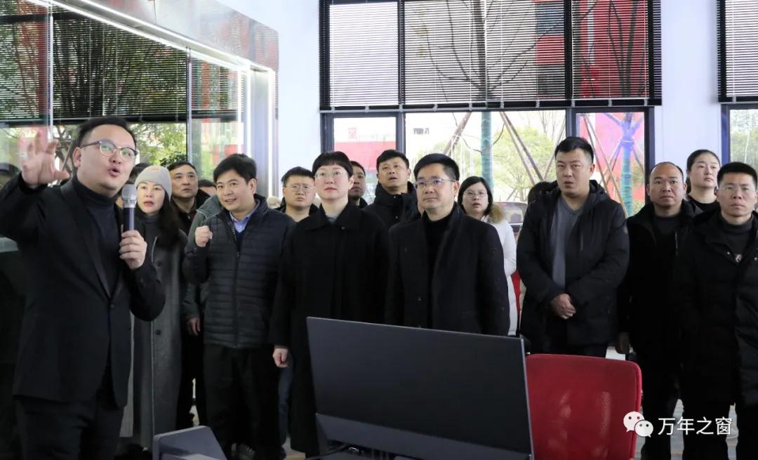 晨丰科技是一家主要从事电子专用材料研发和生产的企业，主要产品包括液晶显示用ITO导电膜玻璃、触摸屏用ITO导电膜玻璃、手机面板视窗材料等。以下是晨丰科技的详细介绍