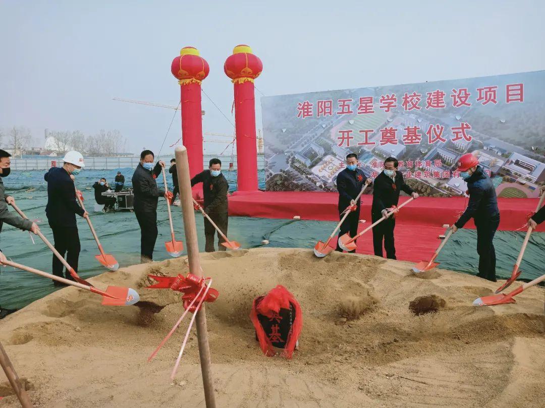 金石资源是指一种具有特殊物理和化学性质的天然矿物资源，这些资源在工业和科研领域有着广泛的应用。它们通常包括金属矿物、非金属矿物和特种矿物等。这些矿物资源具有很高的经济价值，对于国家的工业发展、科技进步和经济发展具有重要意义。