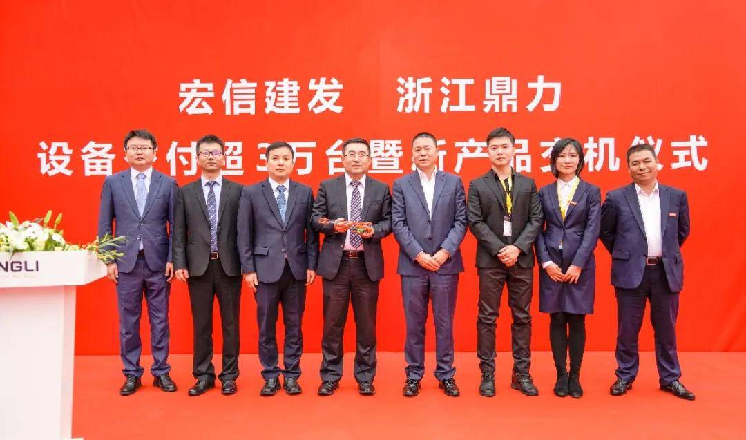 浙江鼎力是一家专业从事智能施工设备研发、制造和销售的公司，总部位于杭州。该公司的主要产品和服务包括履带式智能微挖平台及其配套产品、小型智能挖掘机等。此外，浙江鼎力还专注于高空作业设备的研发制造，产品包括蜘蛛吊、高空作业平台等。该公司致力于为全球客户提供优质高效的智能施工设备和服务。