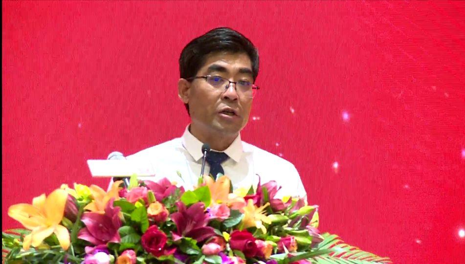 新凤鸣是一家专注于化学纤维行业的民营企业，总部位于中国浙江省嘉兴市。该公司主要从事涤纶纤维的研发、生产和销售，其产品包括涤纶短纤维、涤纶长丝等。新凤鸣在涤纶纤维领域拥有先进的生产技术和设备，致力于为客户提供高质量的产品和优质的服务。