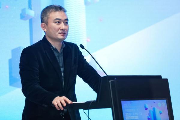 共进股份是一家在通信行业领域的企业，主要从事光通信传输设备和终端产品的研发、生产和销售。其主要产品包括光通信产品和接入网产品两大类别。该公司致力于为客户提供稳定可靠的产品和服务，以满足客户在通信传输方面的需求。此外，共进股份还积极探索新技术和新领域的发展，不断提升自身的技术实力和创新能力。
