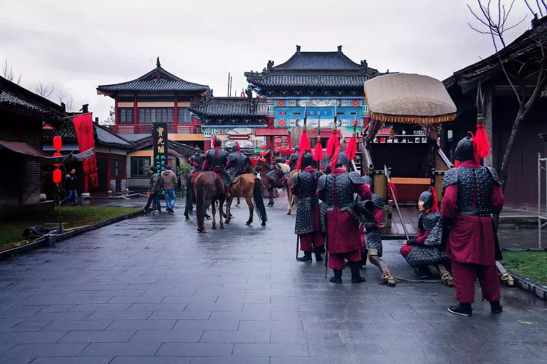 横店影视城是一家致力于影视拍摄和影视旅游的综合性企业，涵盖了影视制作、拍摄基地、旅游服务等多个领域。以下是关于横店影视的一些详细介绍