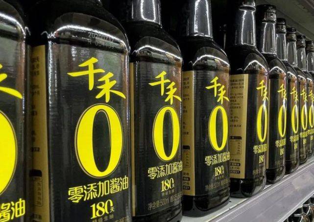 千禾味业是一家专注于酿造健康佐餐食品的企业，致力于为消费者提供健康、美味的食品选择。该企业拥有丰富的产品种类，包括酱油、食醋、复合调味料等，以满足不同消费者的需求。千禾味业注重产品的品质和口感，采用先进的生产工艺和技术，确保产品的质量和安全。此外，该企业还注重研发和创新，不断推出新品种，以满足市场的不断变化和消费者的需求。