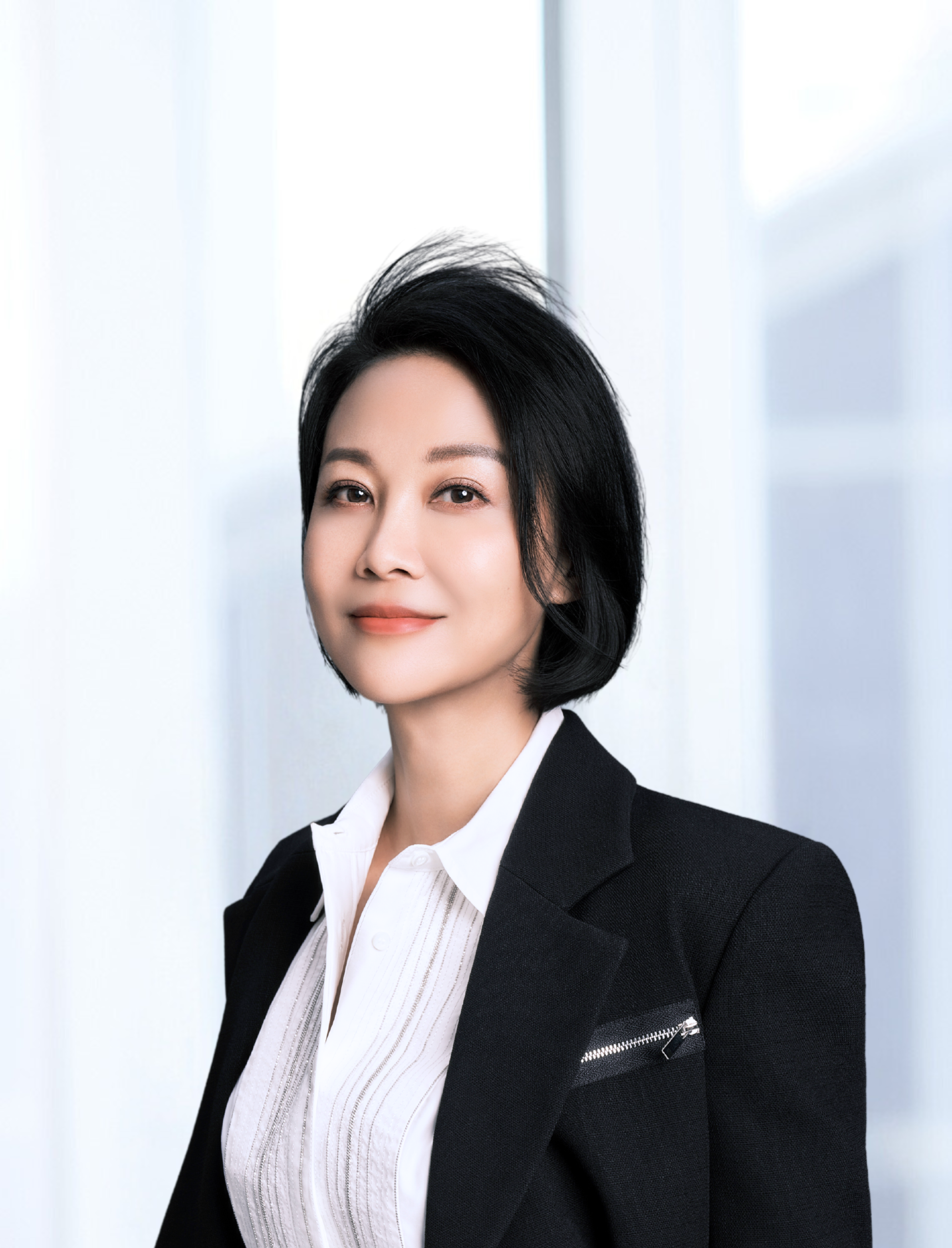 龙宇这个名字在中国文化中是一个常见的名字组合，通常代表着宏伟、广阔和深远的含义。以下是关于这个名字的一些解读