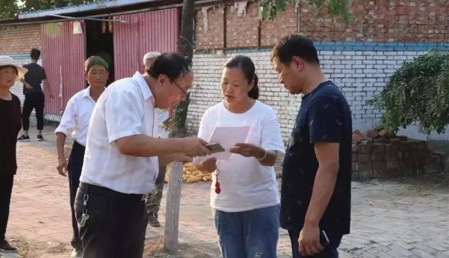 出版传媒是指出版物的制作和传播过程。出版传媒涵盖了多个方面，包括书籍、杂志、报纸、期刊等印刷媒体和电子媒体如电子书、网络出版物等的制作、印刷、发行和传播。