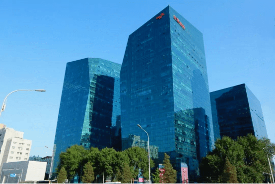 金隅集团是一家总部位于中国的大型综合性企业，主要涉及建材制造、房地产开发、科技服务等产业。以下是关于金隅集团的详细介绍