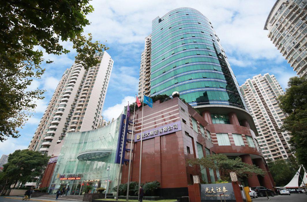 光大证券是一家历史悠久、实力雄厚的证券公司。其前身可以追溯到1996年成立的光大证券有限责任公司，经过多年的发展，已经成为国内领先的综合性投资银行之一。以下是关于光大证券的一些基本信息
