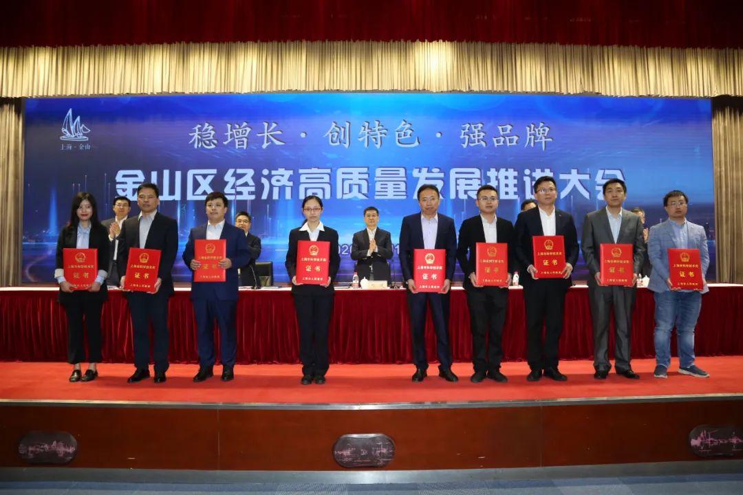 华峰铝业是一家在铝业领域具有影响力的企业。它是一家专业从事铝板带箔的研发和生产的企业，拥有从熔炼、连铸连轧到精整及表面处理等完整的铝加工生产线。该公司致力于为客户提供高质量的产品和服务，产品广泛应用于多个领域。