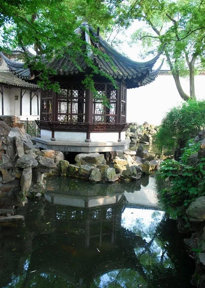 中国建筑是一家大型的国有建筑公司，主要涉及工程建设、房地产开发、基础设施建设等领域。以下是关于中国建筑的一些详细信息
