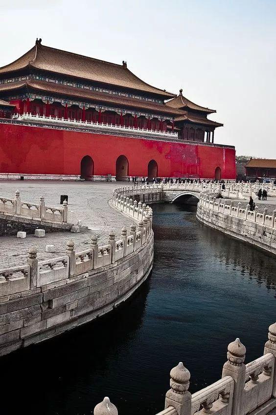 中国建筑是一家大型的国有建筑公司，主要涉及工程建设、房地产开发、基础设施建设等领域。以下是关于中国建筑的一些详细信息