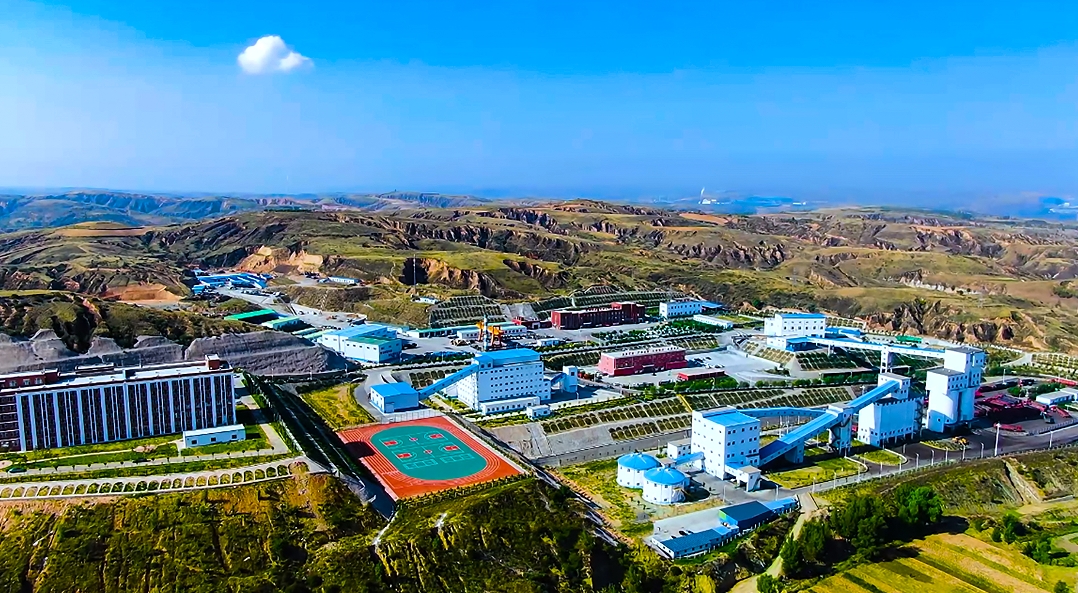 陕西煤业是一家专注于煤炭开采、生产和销售的国有大型能源化工企业。其主要产品包括优质动力煤和化工煤等，广泛应用于电力、冶金、化工等领域。该公司致力于实现绿色开采和可持续发展，注重技术创新和人才培养，不断提高产品质量和服务水平，以满足客户的需求。此外，陕西煤业还积极参与国家能源战略规划和建设，为推动我国能源产业的发展做出了重要贡献。