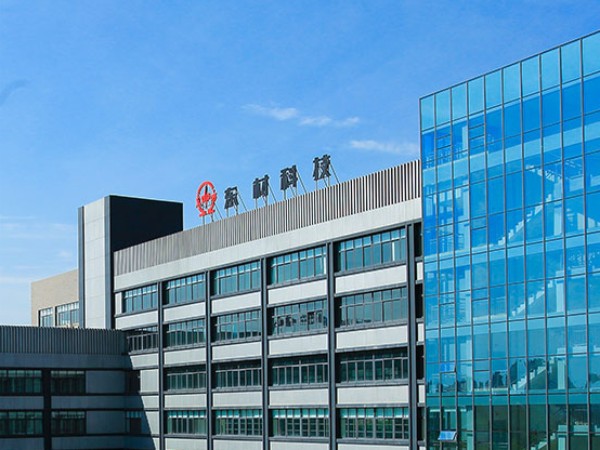 东材科技是一家在绝缘材料领域拥有核心技术和自主知识产权的公司。其主要产品包括电工聚酯薄膜、电工无纺布和电工铜箔等绝缘材料。这些产品在电子电器、通讯设备、汽车、新能源等领域有着广泛的应用。以下是关于东材科技的一些详细信息