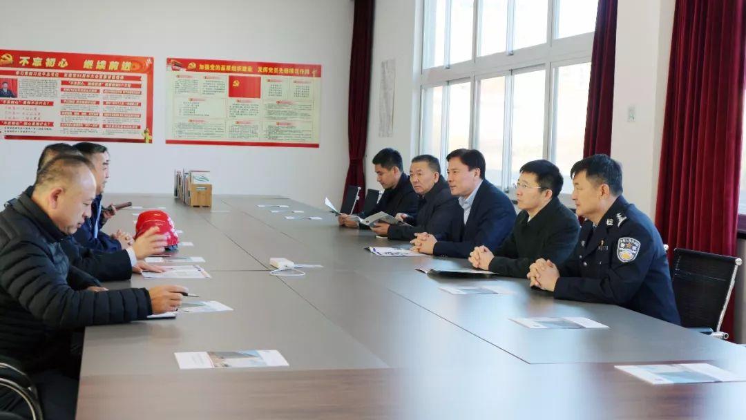 华鼎股份是一家在纺织行业领域具有影响力的公司。其主要业务涉及多个方面，包括纺织机械的生产制造以及棉纺产品的加工等。该公司致力于为客户提供高质量的纺织机械产品和优质的纺织服务。此外，华鼎股份还专注于新型纤维的研发和生产，以满足市场上不断增长的需求。
