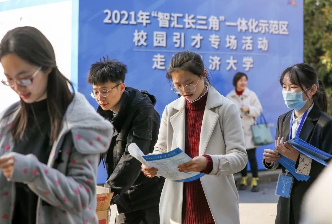 晋亿实业是一家在紧固件行业具有领先地位的公司，成立于中国上海，主要从事高品质的紧固件制造与服务。该公司致力于为客户提供高质量的产品和服务，以满足其在不同领域的需求。其主要产品包括各种类型的螺栓、螺母等紧固件产品。该公司还通过持续的研发和创新，不断推出适应市场需求的新产品，以满足客户的多样化需求。