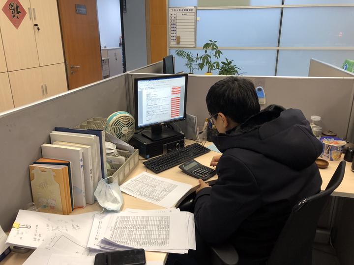 杭州银行是一家成立于1996年的城市商业银行，前身为杭州市商业银行。该银行在多个领域都有所涉猎，包括个人业务、公司业务、金融市场业务等。其主要业务包括但不限于存款、贷款、理财、信用卡等。作为一家地方性商业银行，杭州银行致力于为客户提供全方位的金融服务。