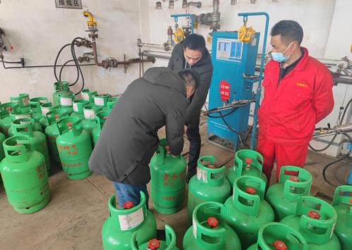 重庆燃气是一家主要从事天然气供应与销售的企业，其业务涵盖天然气输配、储存、销售、服务等各个环节。以下是关于重庆燃气的一些详细信息