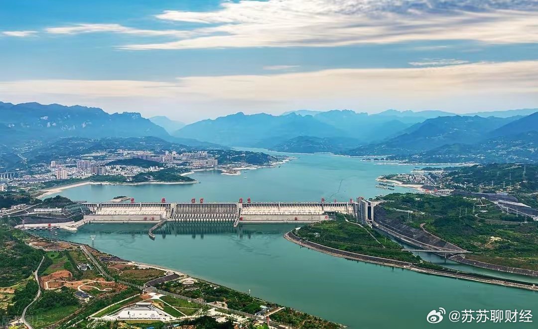 三峡能源（全称三峡能源集团股份有限公司）是一家主要从事风能、太阳能的开发、投资和运营的清洁能源公司。其主要业务包括风力发电和光伏发电。该公司致力于清洁能源的开发利用，致力于通过技术创新和产业升级推动全球清洁能源事业的发展。三峡能源在新能源领域拥有丰富的经验和强大的实力，是国内领先的清洁能源提供商之一。