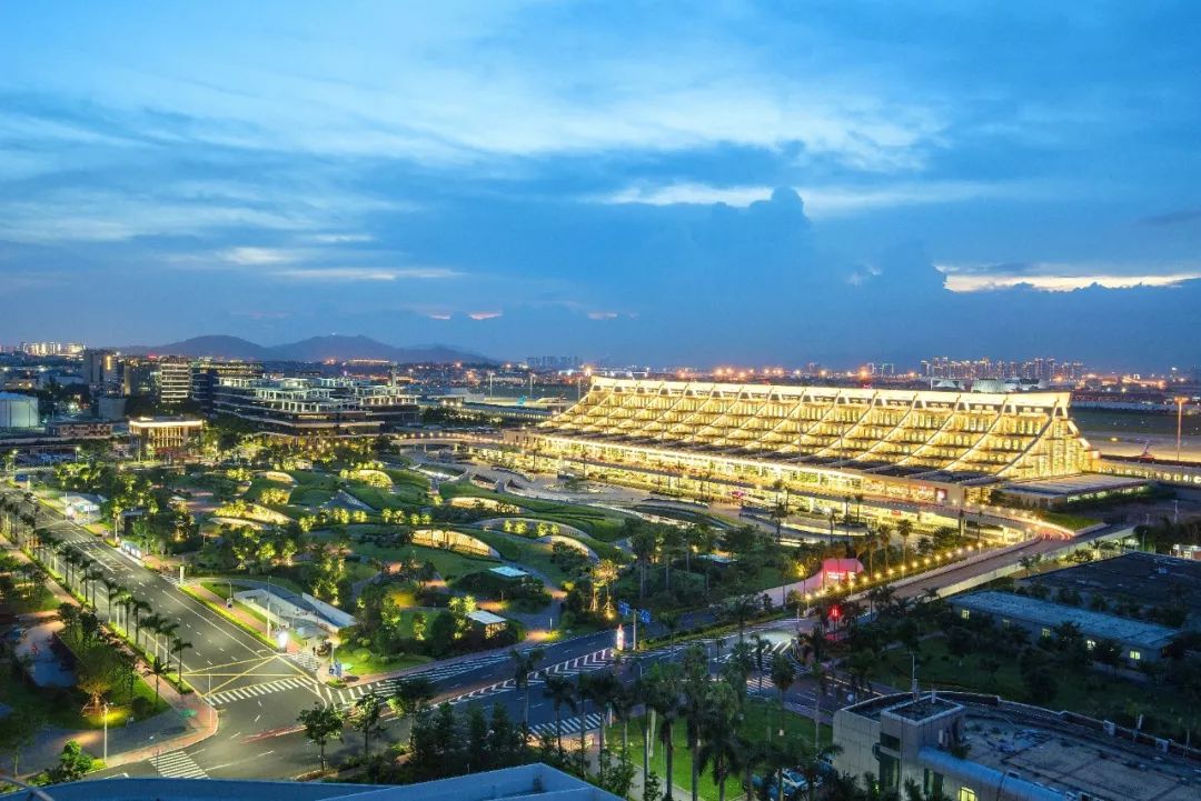 厦门空港，即厦门机场，全称为厦门高崎国际机场，位于福建省厦门市湖里区，距离厦门市中心约10公里。该机场于1983年建成通航，是一座现代化的航空枢纽站，拥有先进的设施和国际化的服务标准。以下是关于厦门空港的一些详细信息