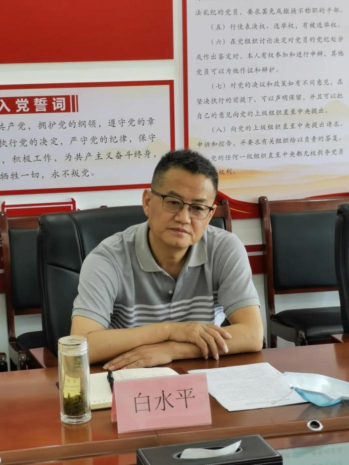 新华传媒全称为新华传媒股份有限公司，是解放日报报业集团的控股子公司。该公司主要从事广告制作发布、印刷、发行等业务，致力于构建以互联网为支撑的媒体融合发展的新格局。其主要产品和服务包括广告业务、印刷业务、发行物流业务等。此外，公司还涉足影视制作、文化演艺等文化领域相关业务。如需更多关于该公司的信息，可以访问其官方网站进一步了解。
