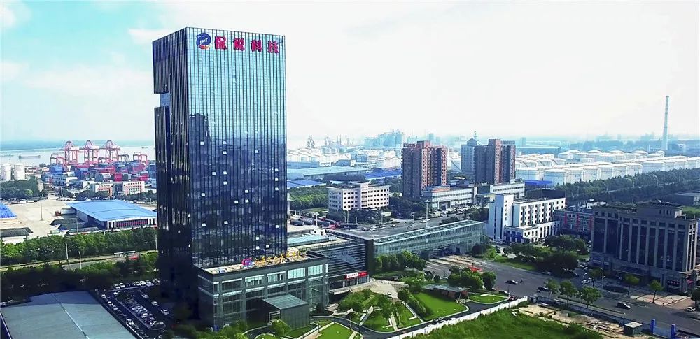 保税科技主要涉及保税区的科技发展和创新活动。保税区是海关监管的特定区域，其功能是国际贸易的桥梁和纽带，主要服务于国际贸易和物流领域。在保税区内，企业可以享受税收优惠政策，如进口环节的关税和增值税等可以暂缓缴纳，这对于企业的研发和生产活动具有积极的推动作用。