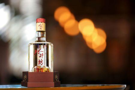 水井坊是一家知名的白酒企业，总部位于中国浙江省绍兴市。其主要产品包括各类白酒，如黄酒、白酒等。作为中国历史悠久的酿酒企业，水井坊在白酒行业拥有很高的知名度和声誉。其产品在中国市场广受欢迎，并在国际市场上也享有良好的声誉。此外，水井坊还致力于传承和弘扬中国酿酒文化，推动白酒文化的传播和发展。