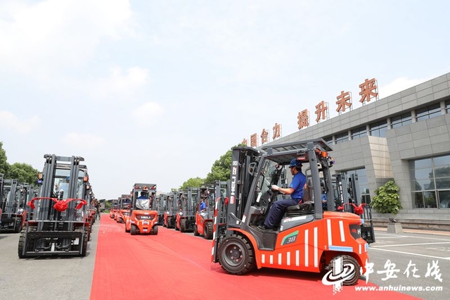 安徽合力是一家主营叉车及其核心零部件制造的公司，拥有多个产品系列，包括叉车、电动叉车、仓储叉车等。该公司拥有国家级企业技术中心、博士后科研工作站等研发机构，致力于技术创新和产品研发。此外，合力叉车在行业中拥有举足轻重的地位，是中国叉车行业最具影响力的品牌之一。