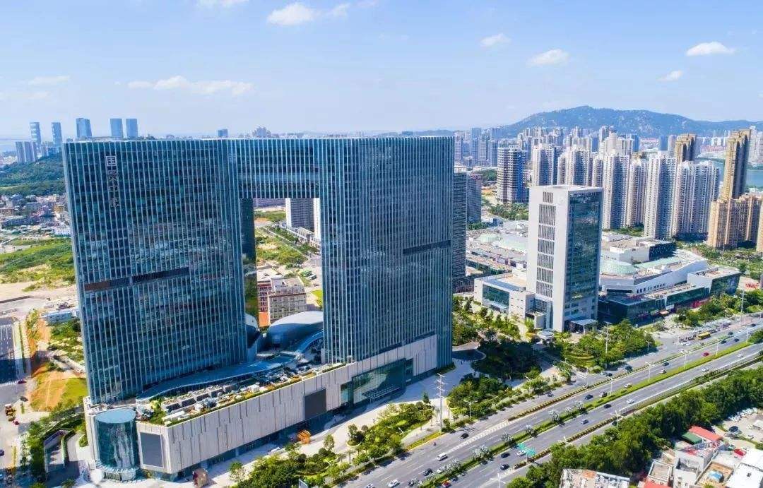 厦门国贸集团，综合性贸易业务的佼佼者，涵盖供应链管理、金融及房地产等多领域发展