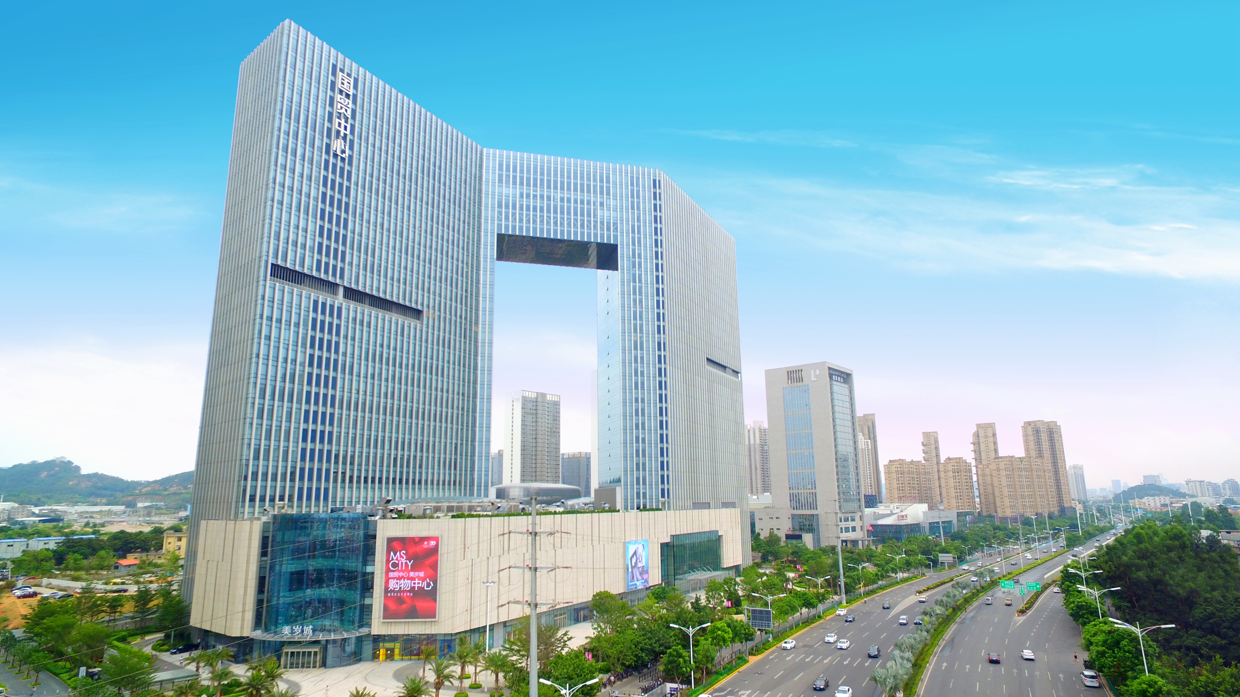 厦门国贸是一家综合性贸易企业，全称是厦门国贸集团股份有限公司。它涉及多种业务，包括供应链管理、金融服务以及房地产等。以下是关于厦门国贸的一些详细信息